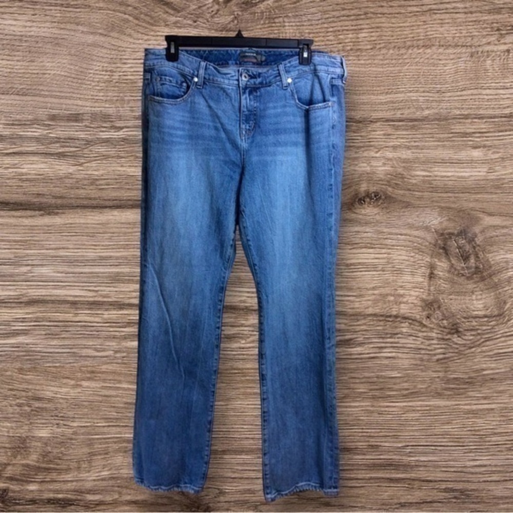 Torrid mid rise slim boot cut jeans. 18T 18 tall